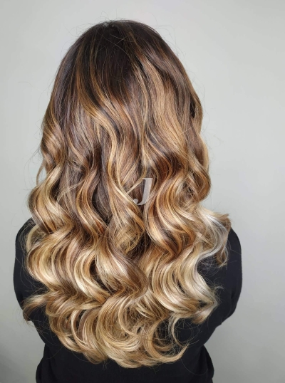 Foto di donna con capelli lunghi biondo chiaro dorato