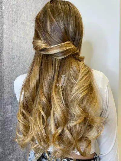 Foto di donna con capelli lunghi biondo chiaro dorato