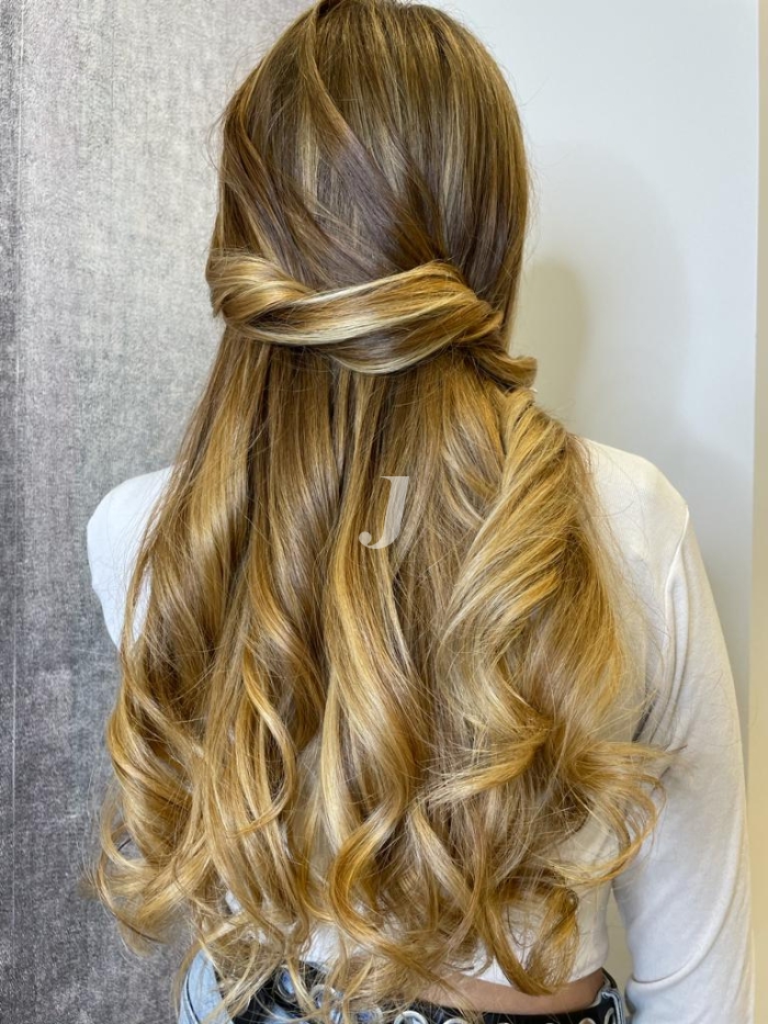 Foto di donna con capelli lunghi biondo chiaro dorato