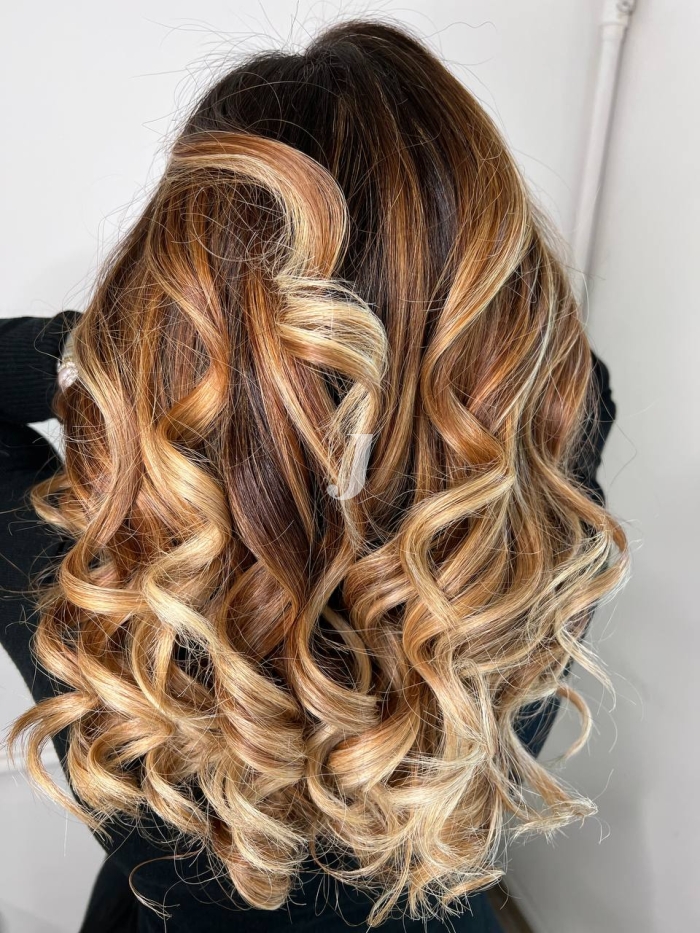 Foto di donna con capelli lunghi biondo chiaro dorato