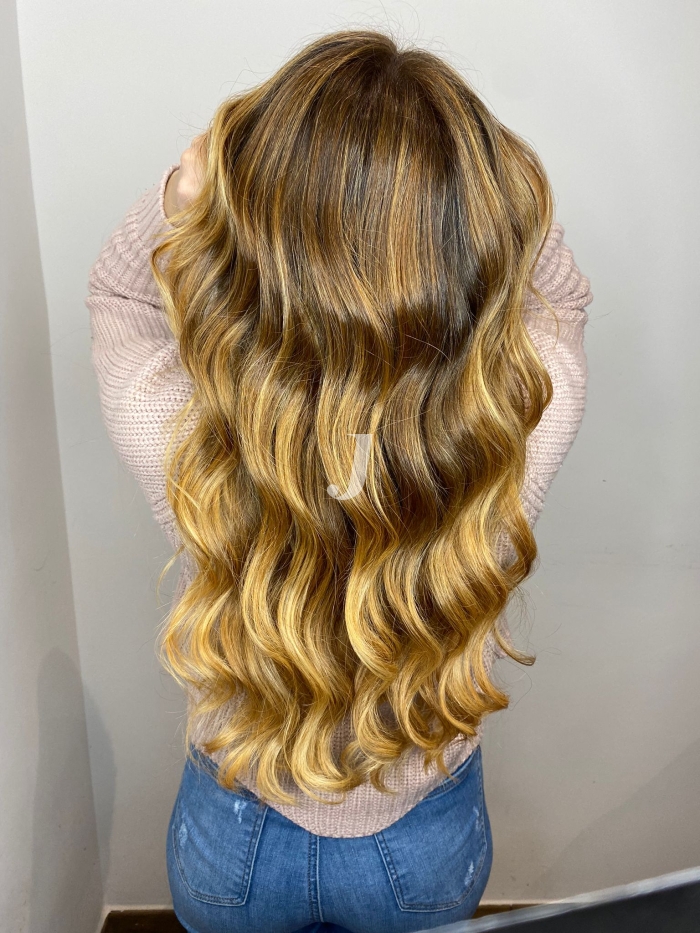 Foto di donna con capelli lunghi biondo chiaro dorato