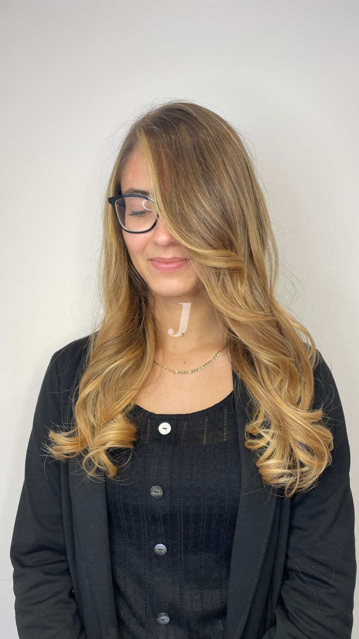 Foto di donna con capelli lunghi biondo chiaro dorato