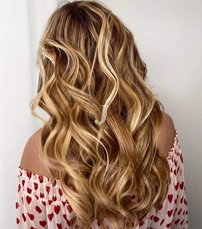 Foto di donna con capelli lunghi biondo chiaro dorato