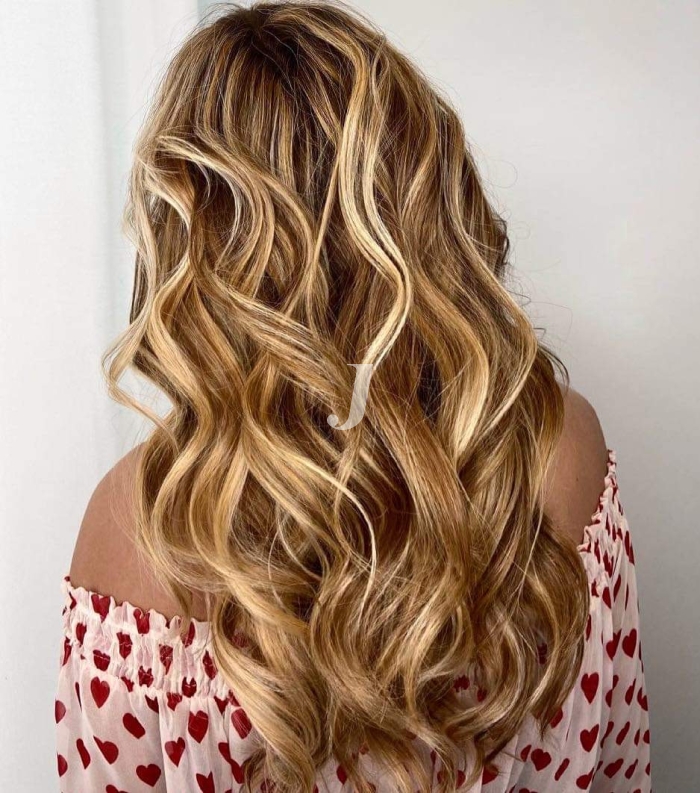 Foto di donna con capelli lunghi biondo chiaro dorato