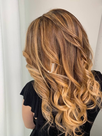 Foto di donna con capelli lunghi biondo chiaro dorato