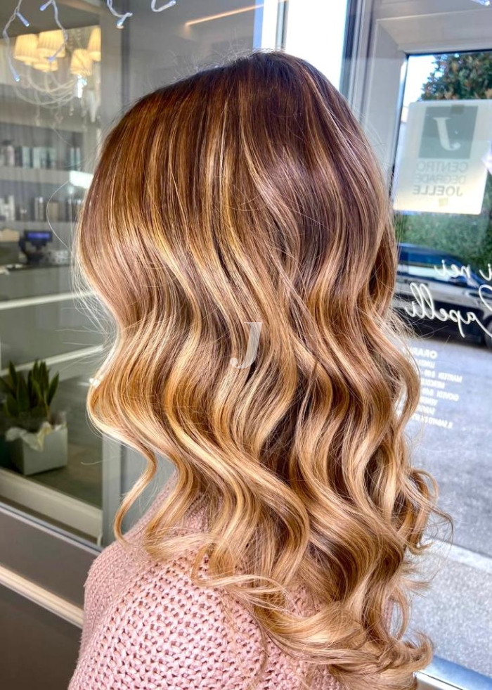 Foto di donna con capelli lunghi biondo chiaro dorato