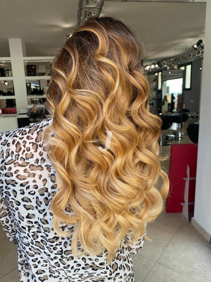 Foto di donna con capelli lunghi biondo chiaro dorato