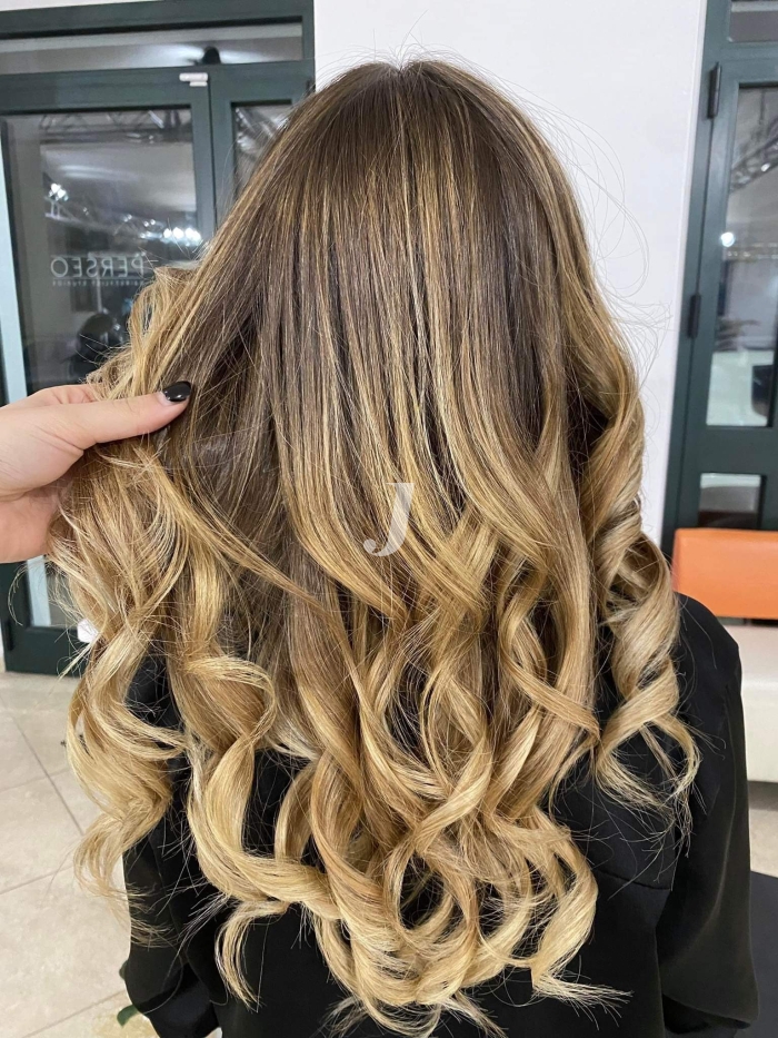 Foto di donna con capelli lunghi biondo chiaro dorato