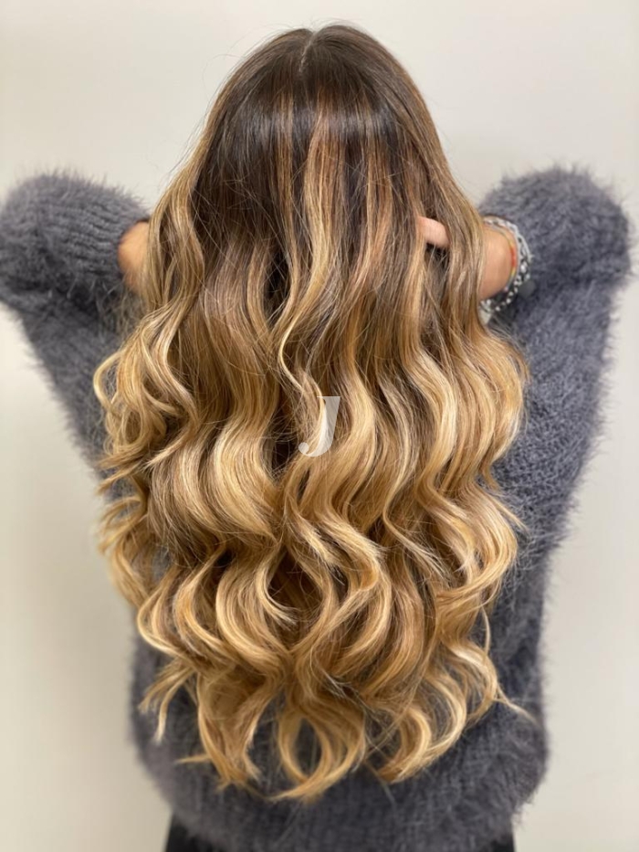 Foto di donna con capelli lunghi biondo chiaro dorato