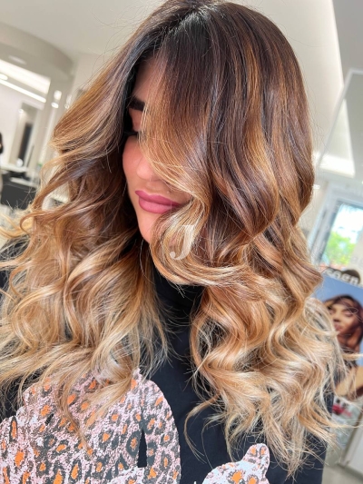 Foto di donna con capelli lunghi biondo chiaro dorato