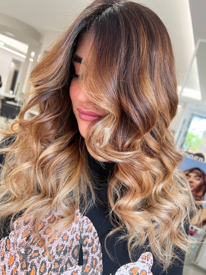 Foto di donna con capelli lunghi biondo chiaro dorato