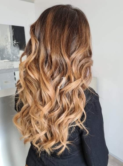 Foto di donna con capelli lunghi biondo chiaro dorato