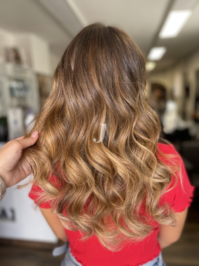 Foto di donna con capelli lunghi biondo chiaro dorato
