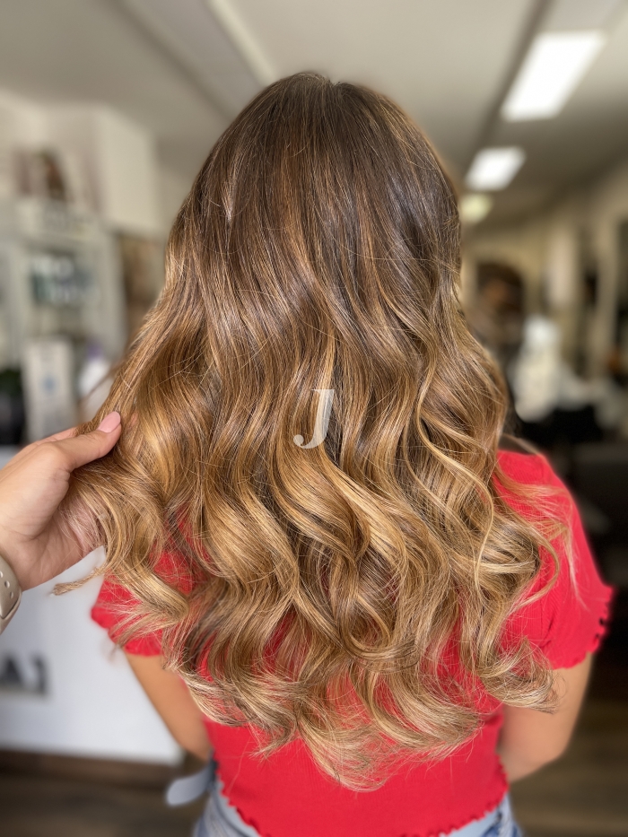 Foto di donna con capelli lunghi biondo chiaro dorato
