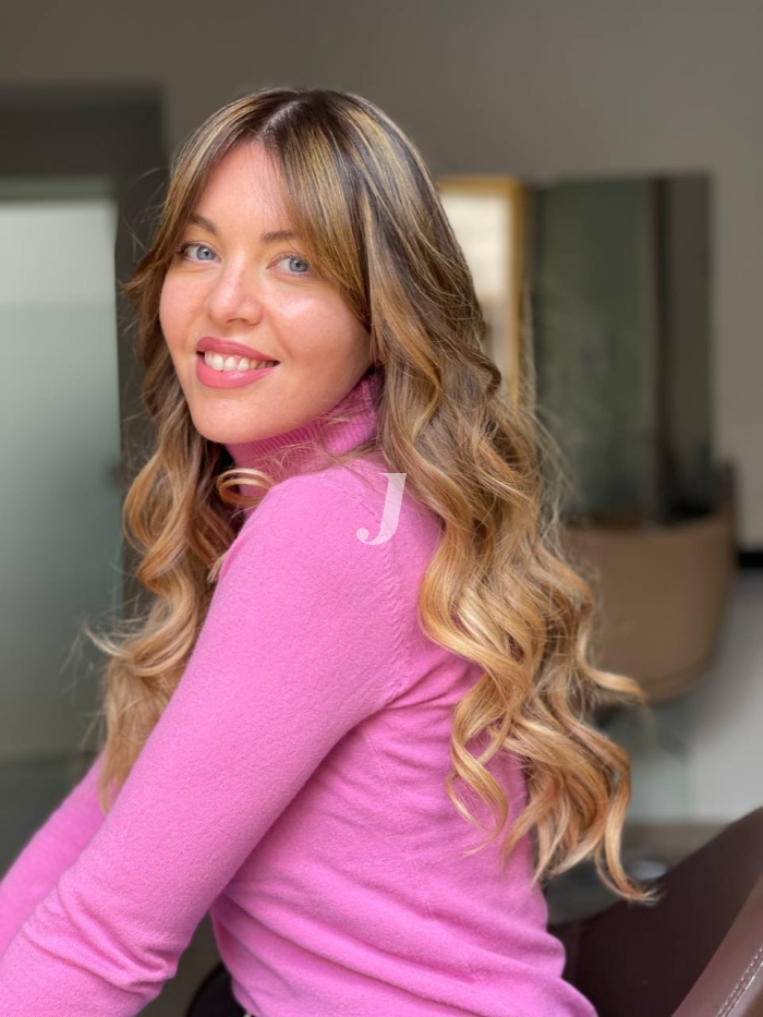 Foto di donna con capelli lunghi biondo chiaro dorato