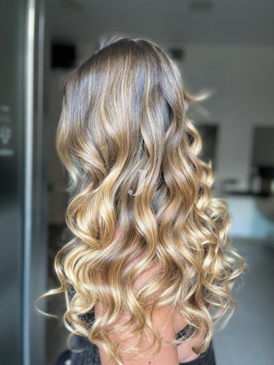 Foto di donna con capelli lunghi biondo chiaro dorato