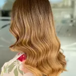 Foto di donna con capelli lunghi biondo chiaro dorato