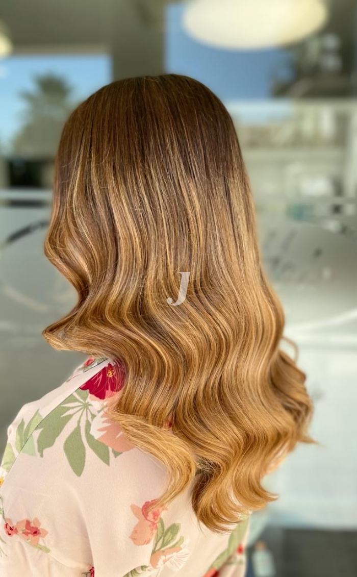 Foto di donna con capelli lunghi biondo chiaro dorato