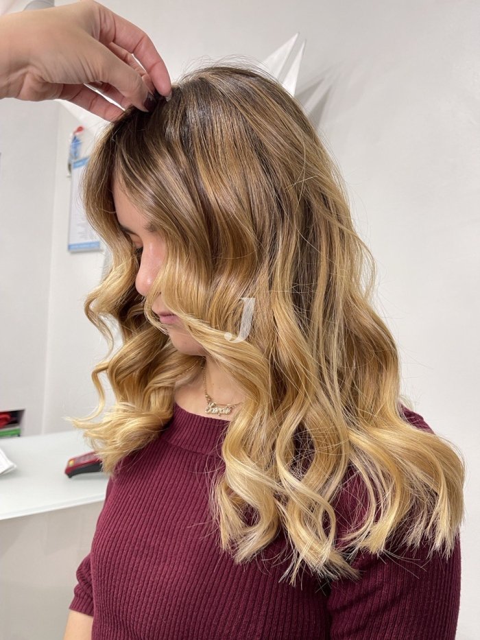 Foto di donna con capelli lunghi biondo chiaro dorato