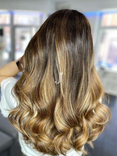 Foto di donna con capelli lunghi biondo chiaro dorato