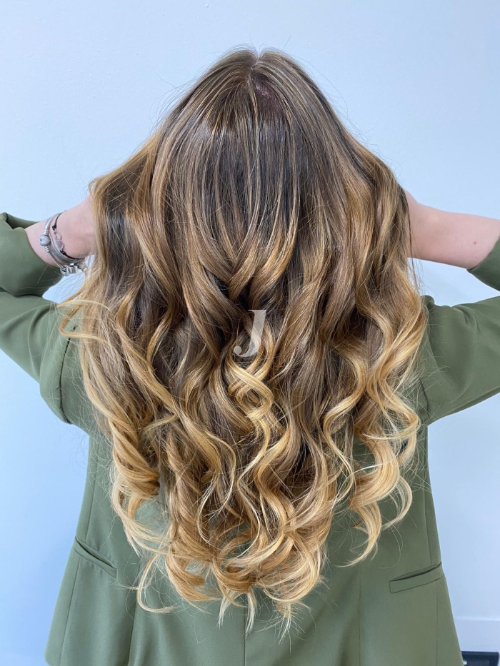 Foto di donna con capelli lunghi biondo chiaro dorato