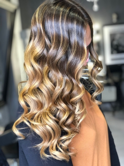 Foto di donna con capelli lunghi biondo chiaro dorato