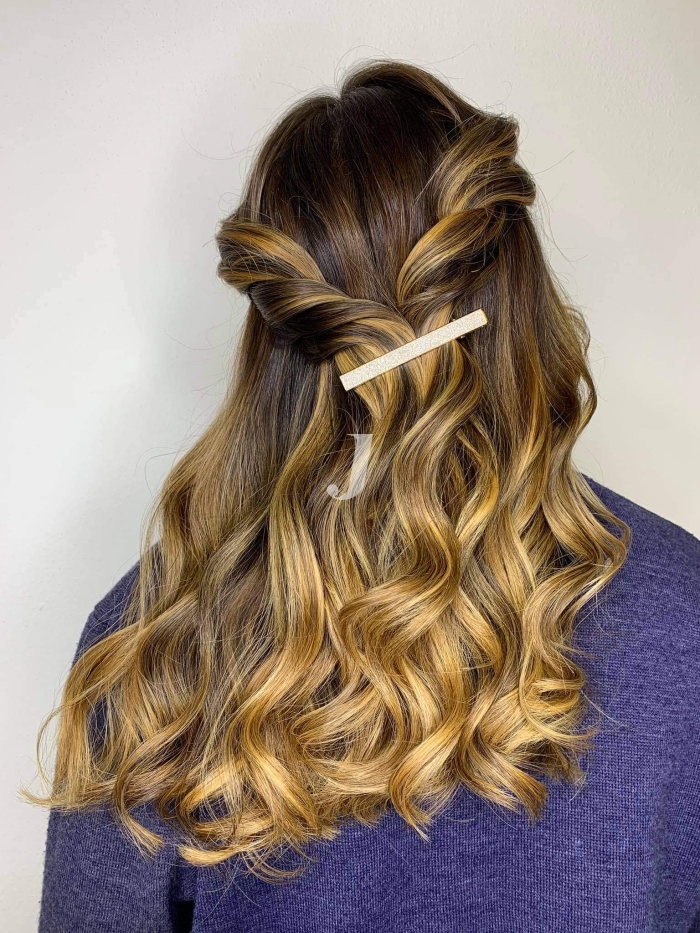 Foto di donna con capelli lunghi biondo chiaro dorato