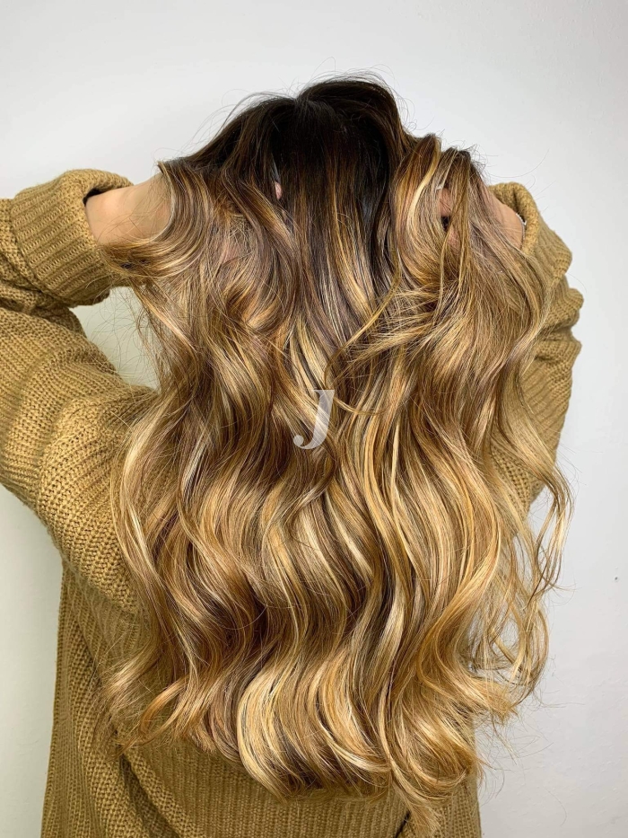 Foto di donna con capelli lunghi biondo chiaro dorato