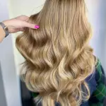 Foto di donna con capelli lunghi biondo chiaro sabbia