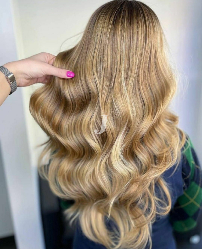 Foto di donna con capelli lunghi biondo chiaro sabbia