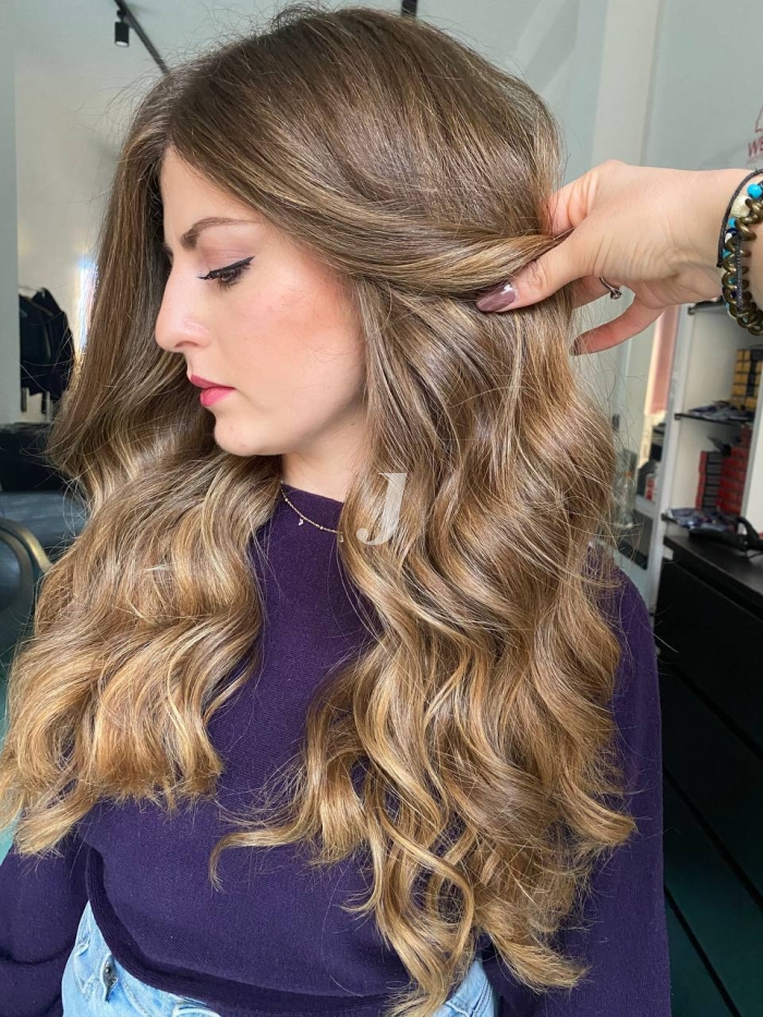 Foto di donna con capelli lunghi biondo chiaro sabbia