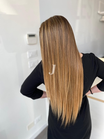 Foto di donna con capelli lunghi biondo chiaro sabbia