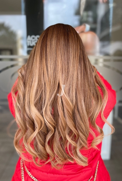 Foto di donna con capelli lunghi biondo chiaro sabbia