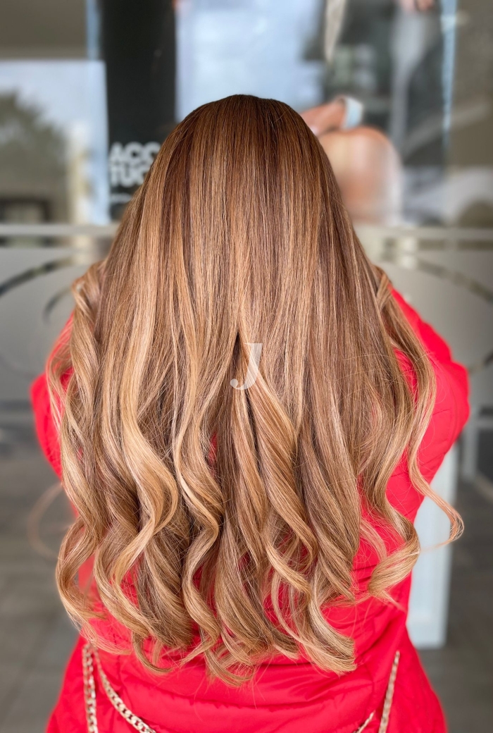 Foto di donna con capelli lunghi biondo chiaro sabbia