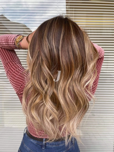 Foto di donna con capelli lunghi biondo chiaro sabbia