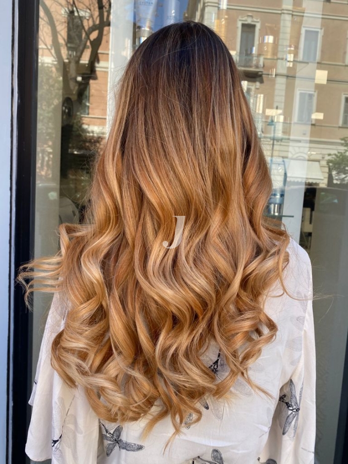 Foto di donna con capelli lunghi biondo chiaro sabbia