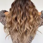 Foto di donna con capelli lunghi biondo chiaro sabbia