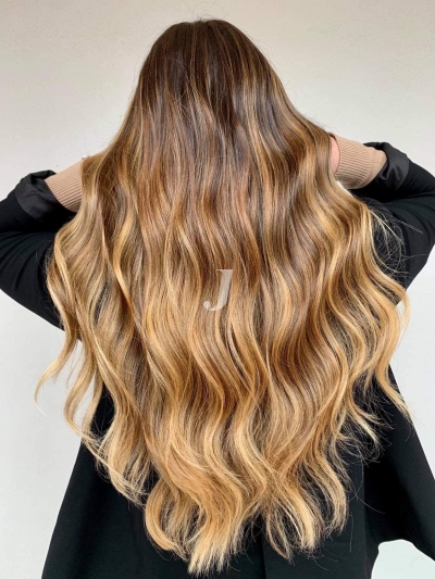 Foto di donna con capelli lunghi biondo chiaro sabbia