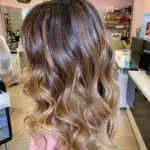 Foto di donna con capelli lunghi biondo chiaro sabbia