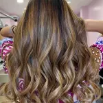 Foto di donna con capelli lunghi biondo chiaro sabbia