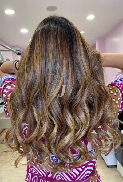 Foto di donna con capelli lunghi biondo chiaro sabbia