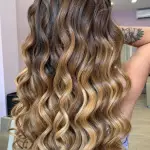 Foto di donna con capelli lunghi biondo chiaro sabbia