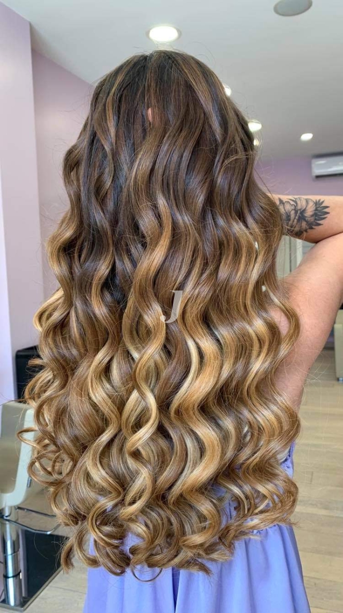 Foto di donna con capelli lunghi biondo chiaro sabbia