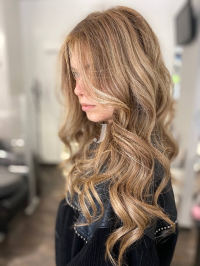 Foto di donna con capelli lunghi biondo chiaro sabbia