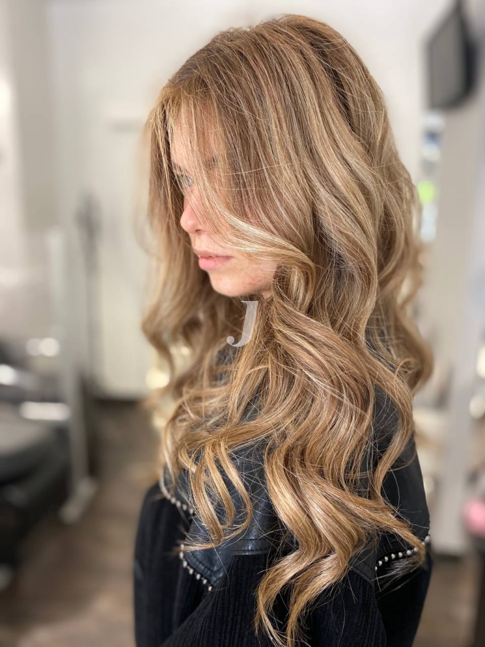 Foto di donna con capelli lunghi biondo chiaro sabbia