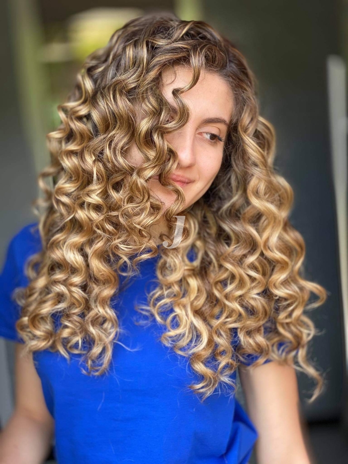 Foto di donna con capelli lunghi biondo chiaro sabbia