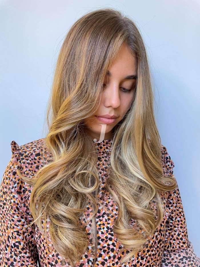 Foto di donna con capelli lunghi biondo chiaro sabbia