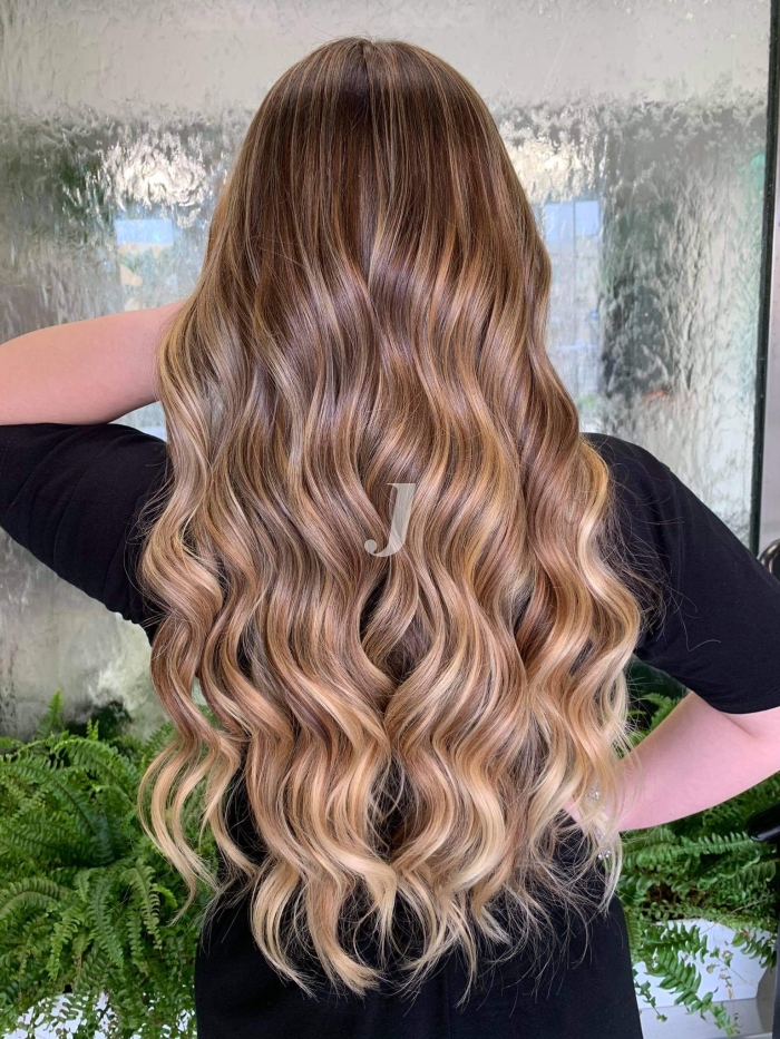 Foto di donna con capelli lunghi biondo chiaro sabbia