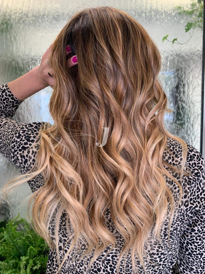 Foto di donna con capelli lunghi biondo chiaro sabbia