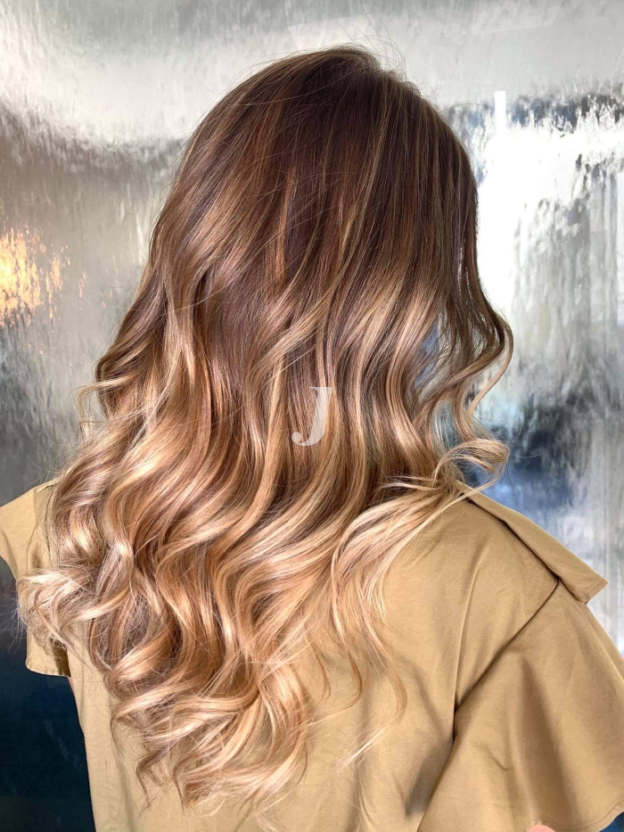 Foto di donna con capelli lunghi biondo chiaro sabbia